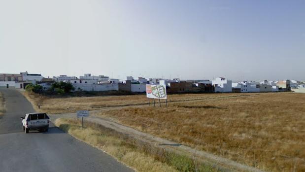 Choca «a gran velocidad» con vehículos de la Guardia Civil al entrar en Lora del Río con un coche robado