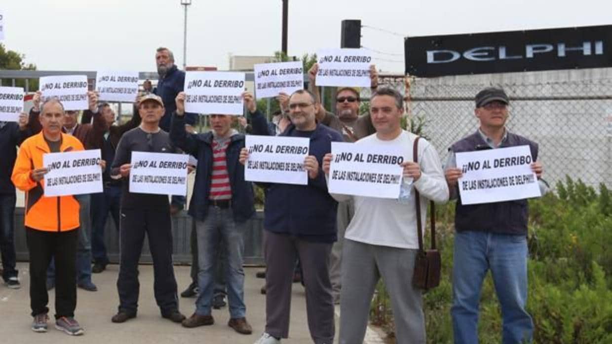 Protesta de los extrabajadores de Delphi en 2014 contra el derribo de las naves.