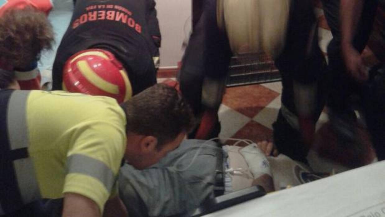 Bomberos y Policía Local rescatan al hombre que quedó atrapado en el hueco del ascensor