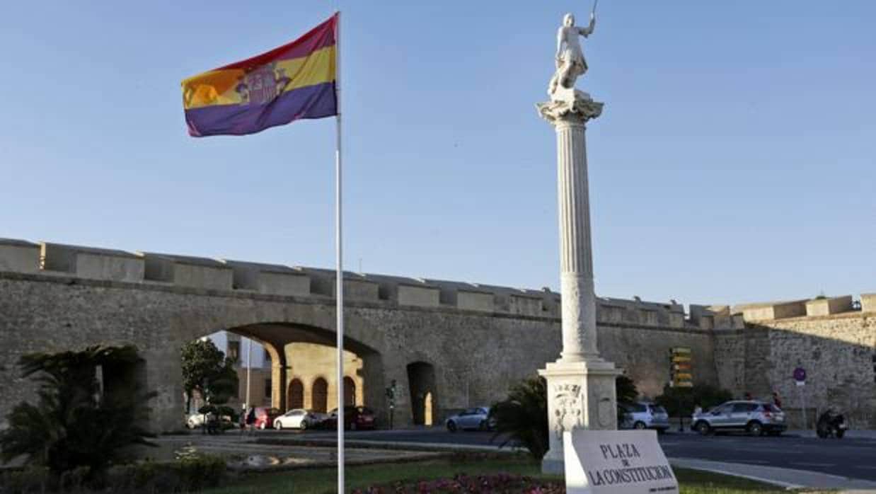 El Ayuntamiento colocó en los jardines de las Puertas de Tierra la bandera republicana durante varios días.