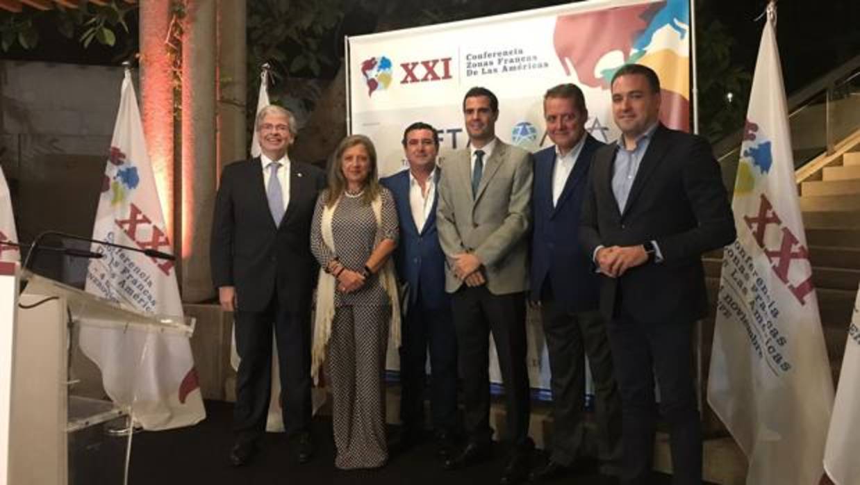 Alfonso Pozuelo, tercero por la izquierda, en la XXI Conferencia de Zonas Francas de las Américas celebrada esta semana en Tenerife.