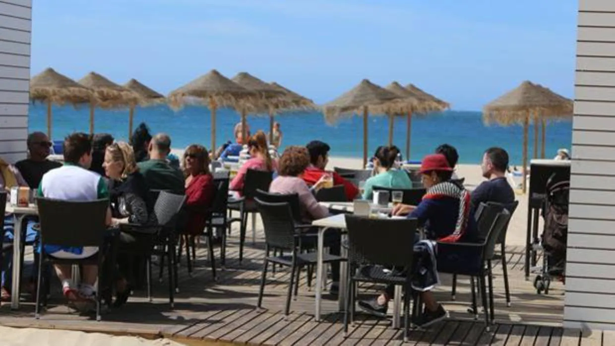 Varios clientes en las terrazas de uno de los chiringuitos de las playas de Cádiz
