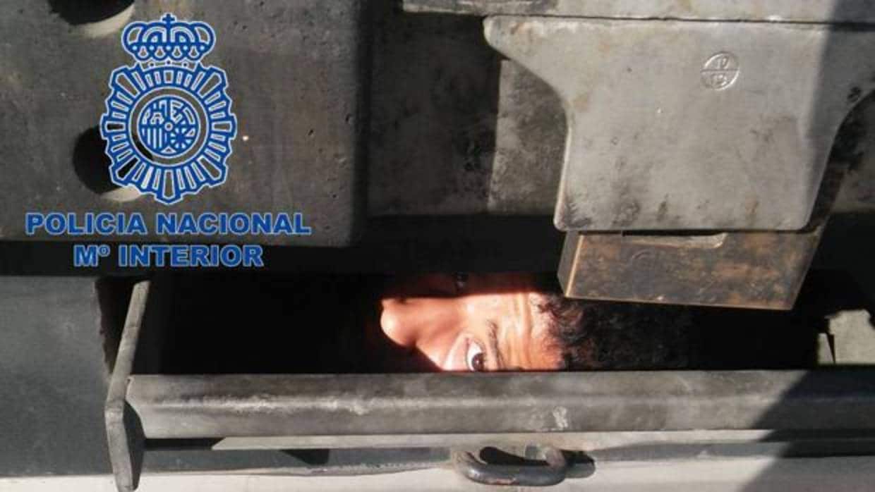 Un niño intenta entrar en España escondido en los bajos de un camión.