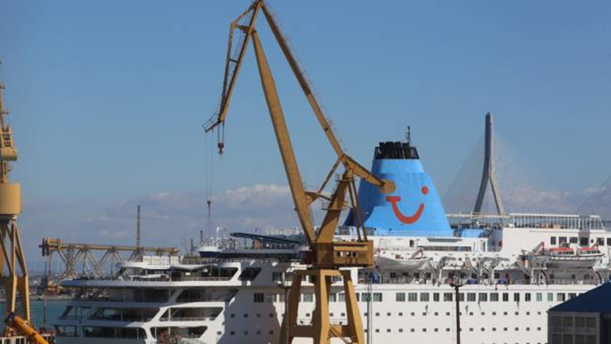 El crucero 'Dream', de la compañía Thomson, se encuentra en el muelle del astillero gaditano, junto con el 'Sovereign', de Pullmantur