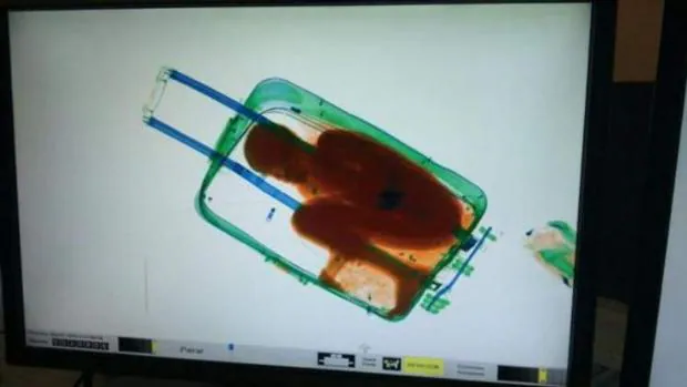 El niño cuando fue descubierto en la maleta en 2015