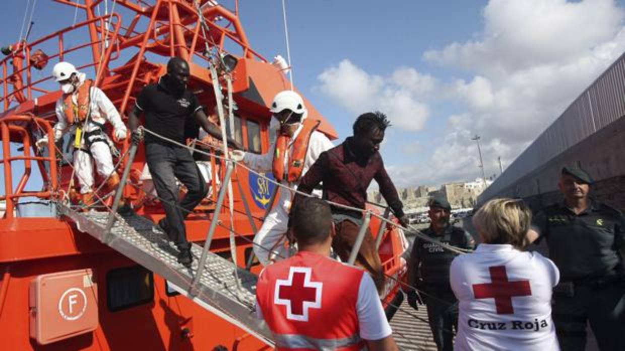 Rescatan a 32 inmigrantes de una patera y buscan al menos tres más en Alborán