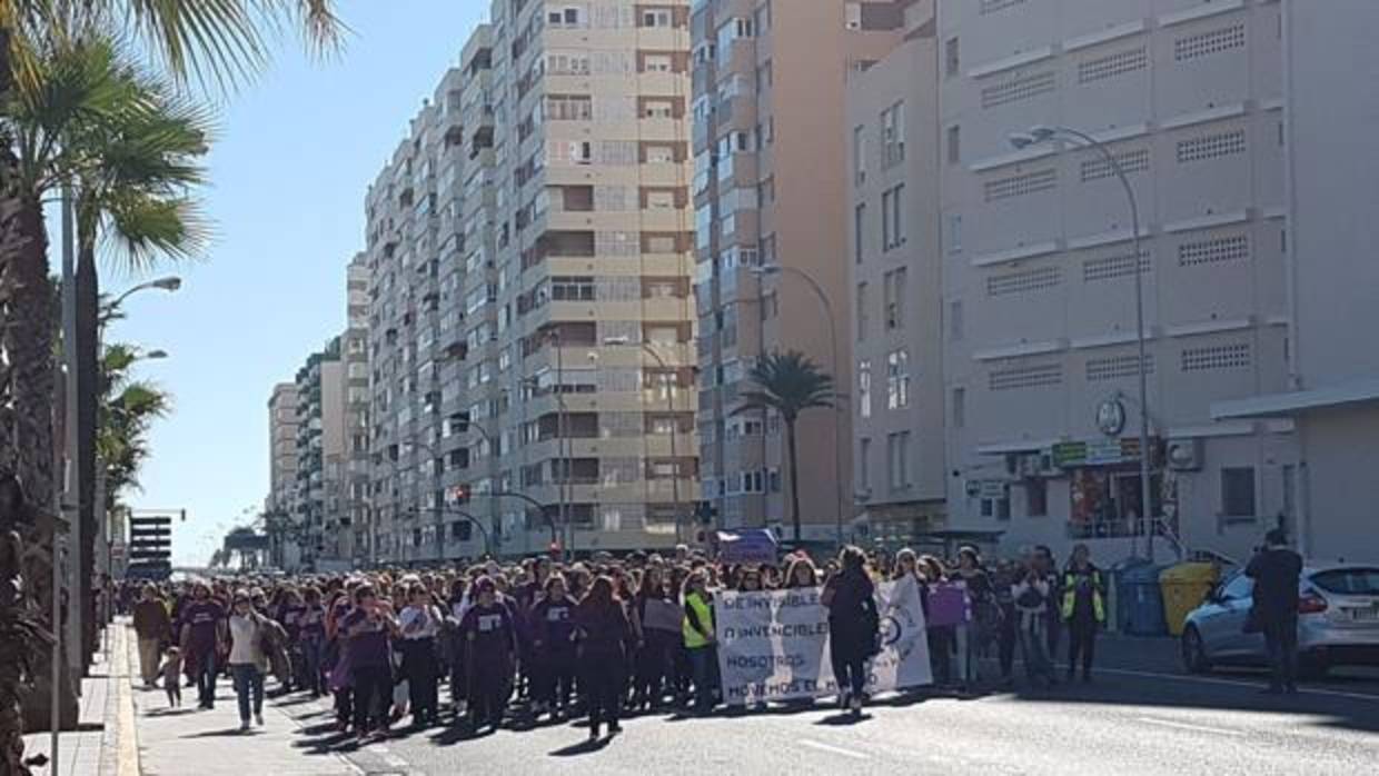 Cabeza de la manifestación a su paso por la Avenida en Cádiz