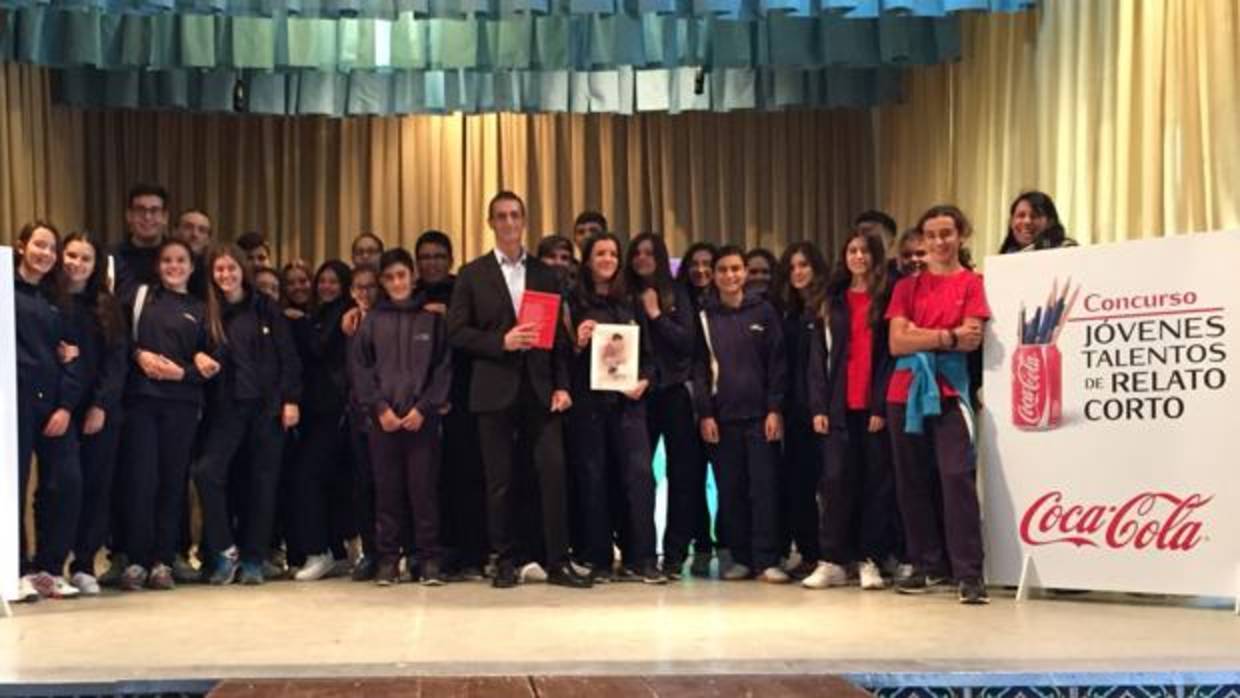La ganadora en Andalucía del concurso de Jóvenes Talentos de relatos recibe el libro ilustrado