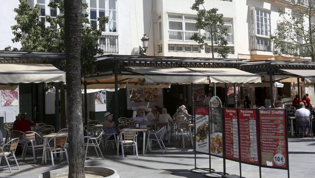 Sindicatos y partidos se suman a la negociación de la ordenanza de terrazas en Cádiz