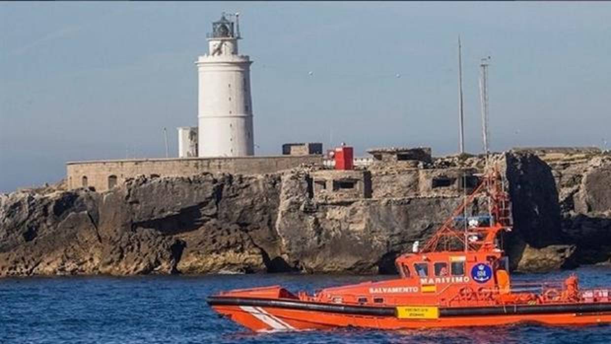 Rescatadas 40 personas de dos pateras en aguas del Estrecho