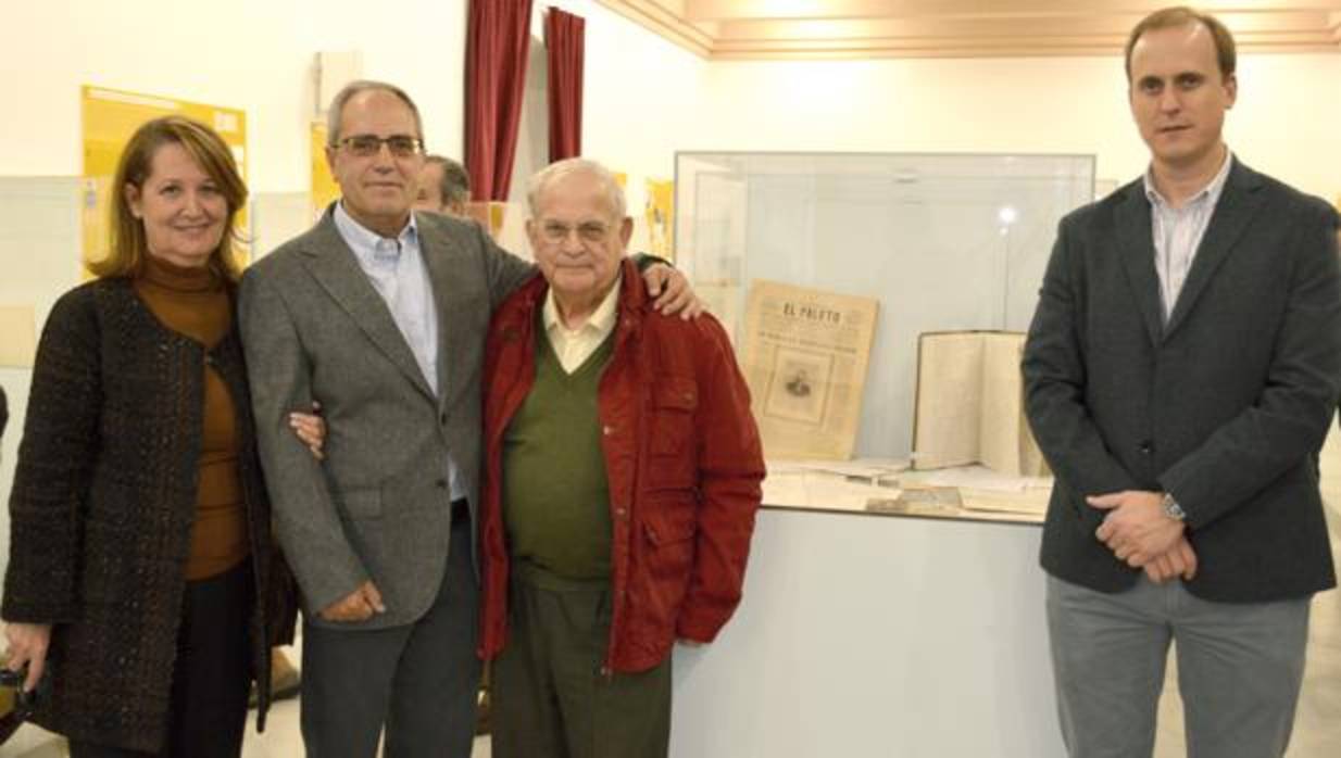 Miembros de la familia del poeta Padro Garfia junto al delegado municipal de Cultura