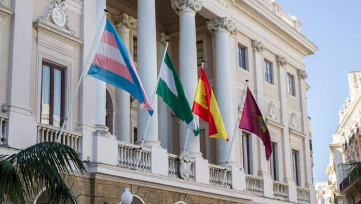 El Ayuntamiento de Cádiz iza la bandera del colectivo trans en defensa de sus derechos