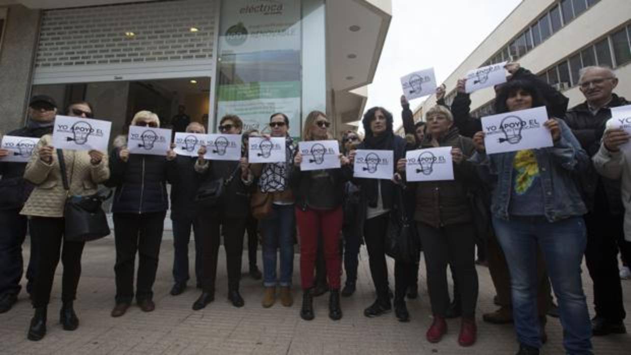 Ciudadanos reclamando ante la sede de Eléctrica de Cádiz la aprobación del bono social.