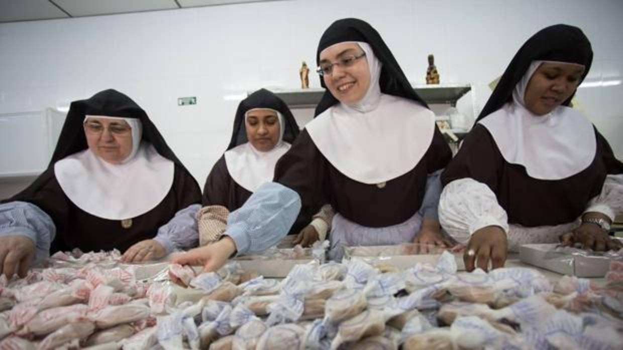 Las clarisas lían mantecados mano a mano.