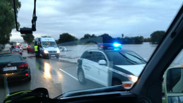 Las lluvias provocan desbordamientos de ríos y accidentes de tráfico en Morón