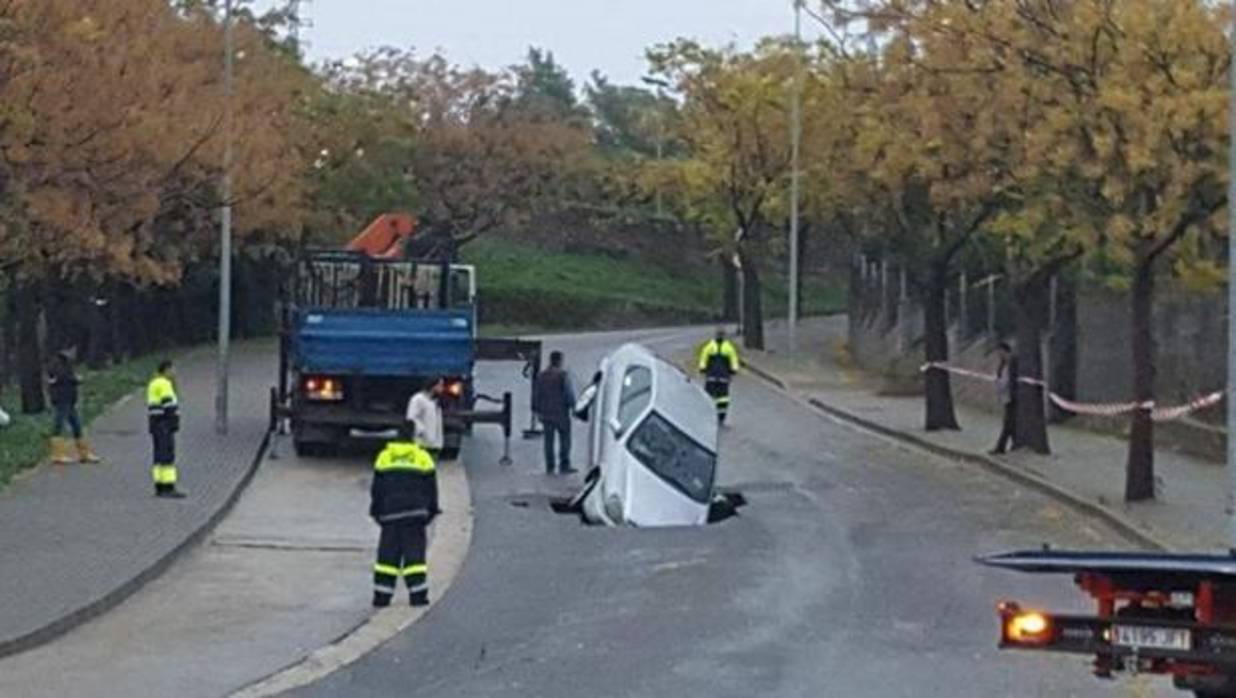 El coche ha caído en un gran socavón aparecido en la carretera de Medina Sidonia.