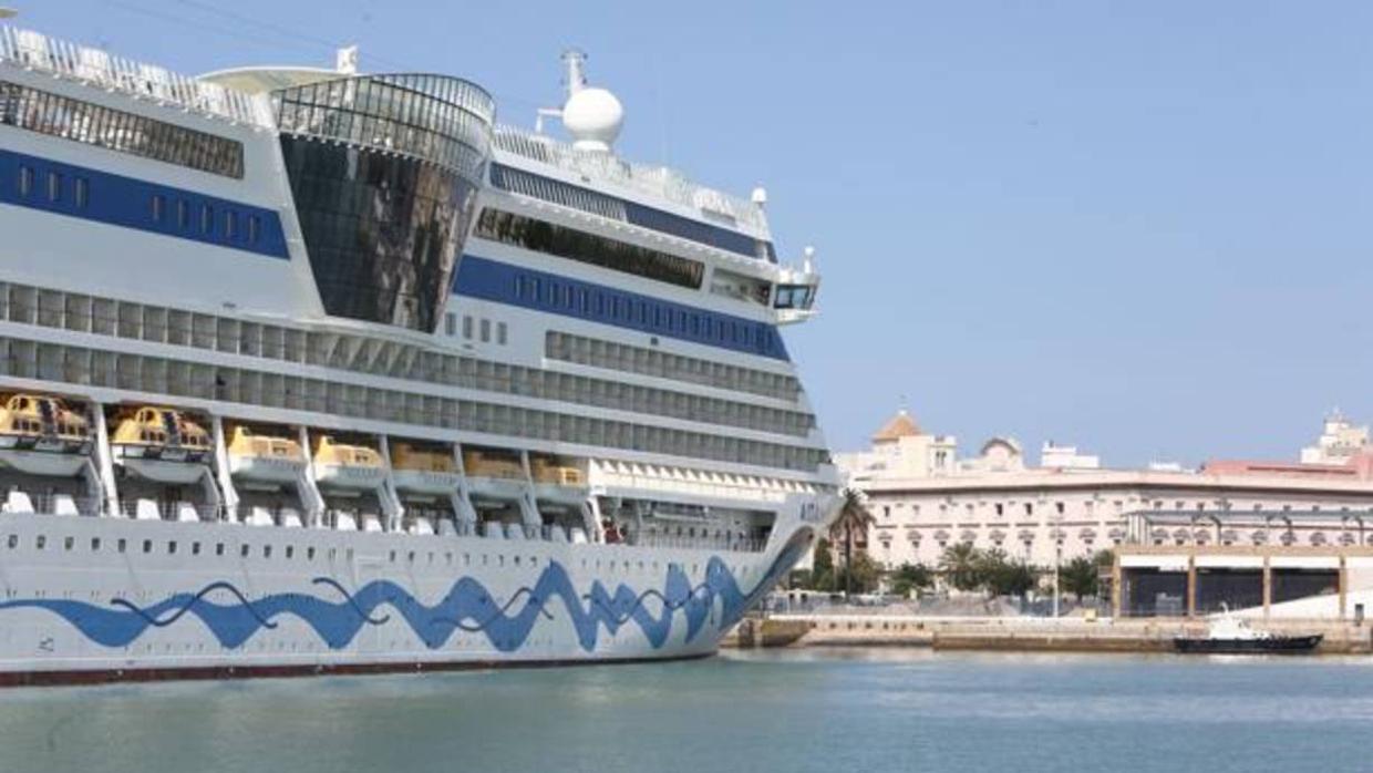 Uno de los cruceros que este verano atracaron en el puerto de Cádiz.