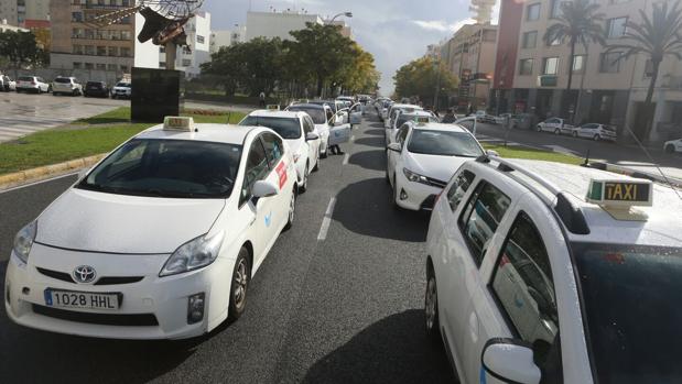 Los taxistas claman contra las licencias de vehículos con conductor