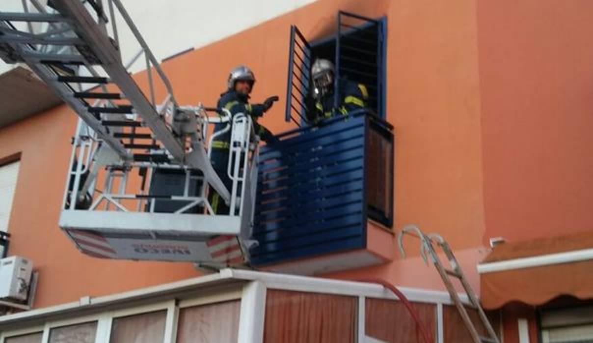 Los bomberos accedieron por la ventana a la casa afectada. :: la voz