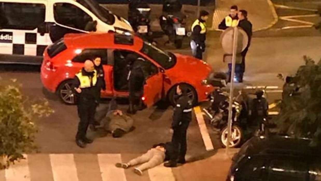 Momento de la detención de los ocupantes del Audi rojo.