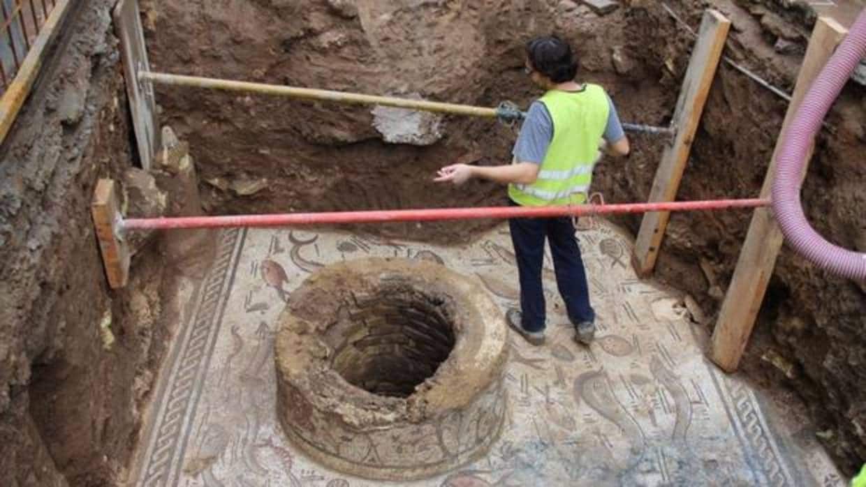 El mosaico romano y el pozo descubiertos tras una obra en el casco histórico de Cantillana