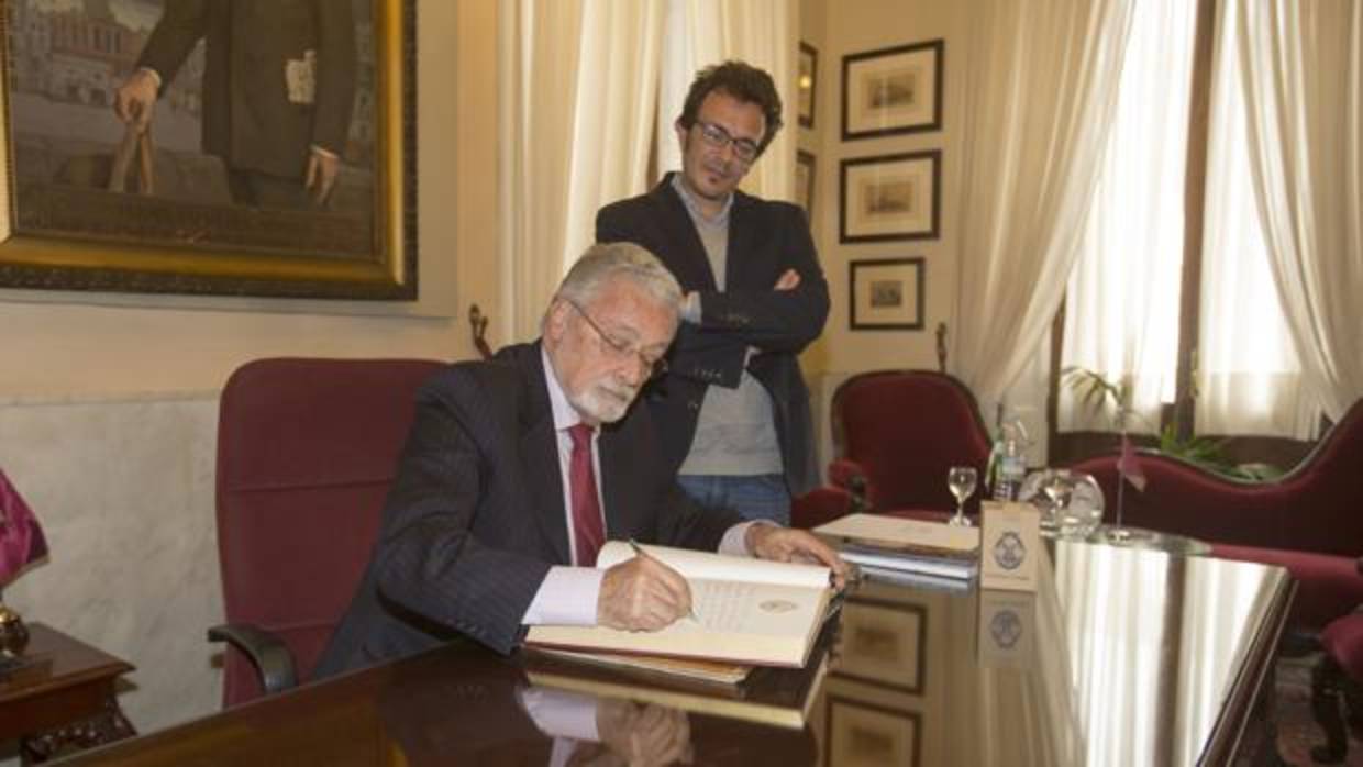 El Defensor del pueblo, en su visita al Ayuntamiento, junto al alcalde de Cádiz.