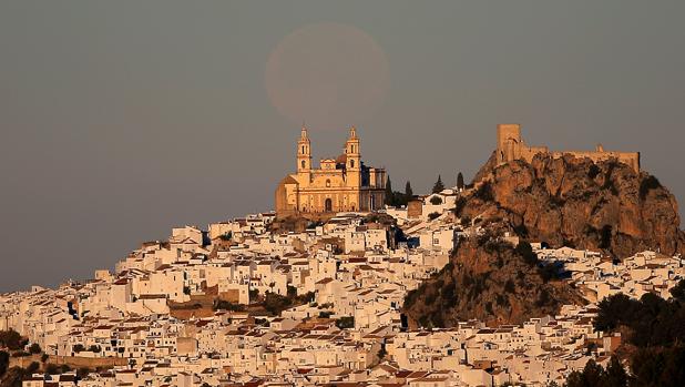 La superluna ilumina la sierra de Cádiz