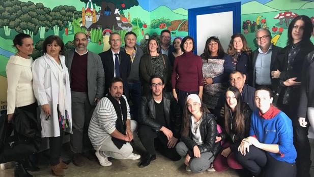 El centro de salud de Ubrique estrena decoración en la sala de espera de Pediatría hecha por escolares