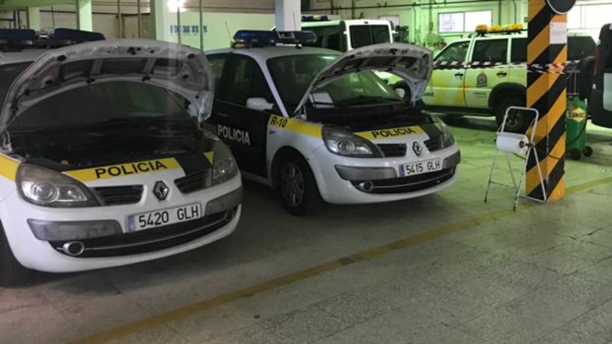 Coches patrulla de la Policía Local de Cádiz, a la espera de ser reparados.