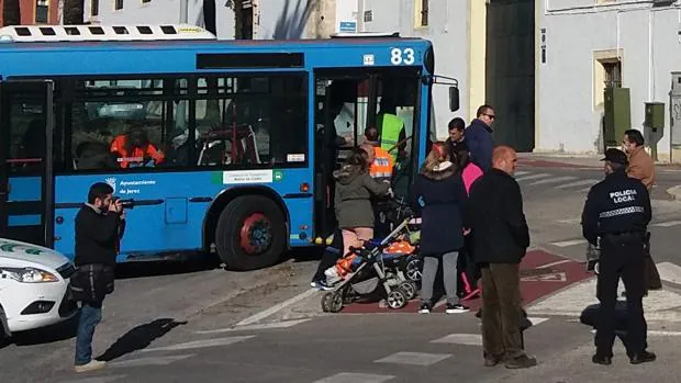 El autobús, después de sufrir el accidente en Jerez.