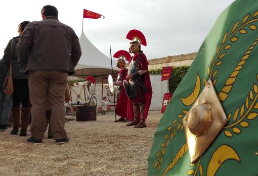 El campamento romano se encuentra en el patio de la iglesia de San Pedro