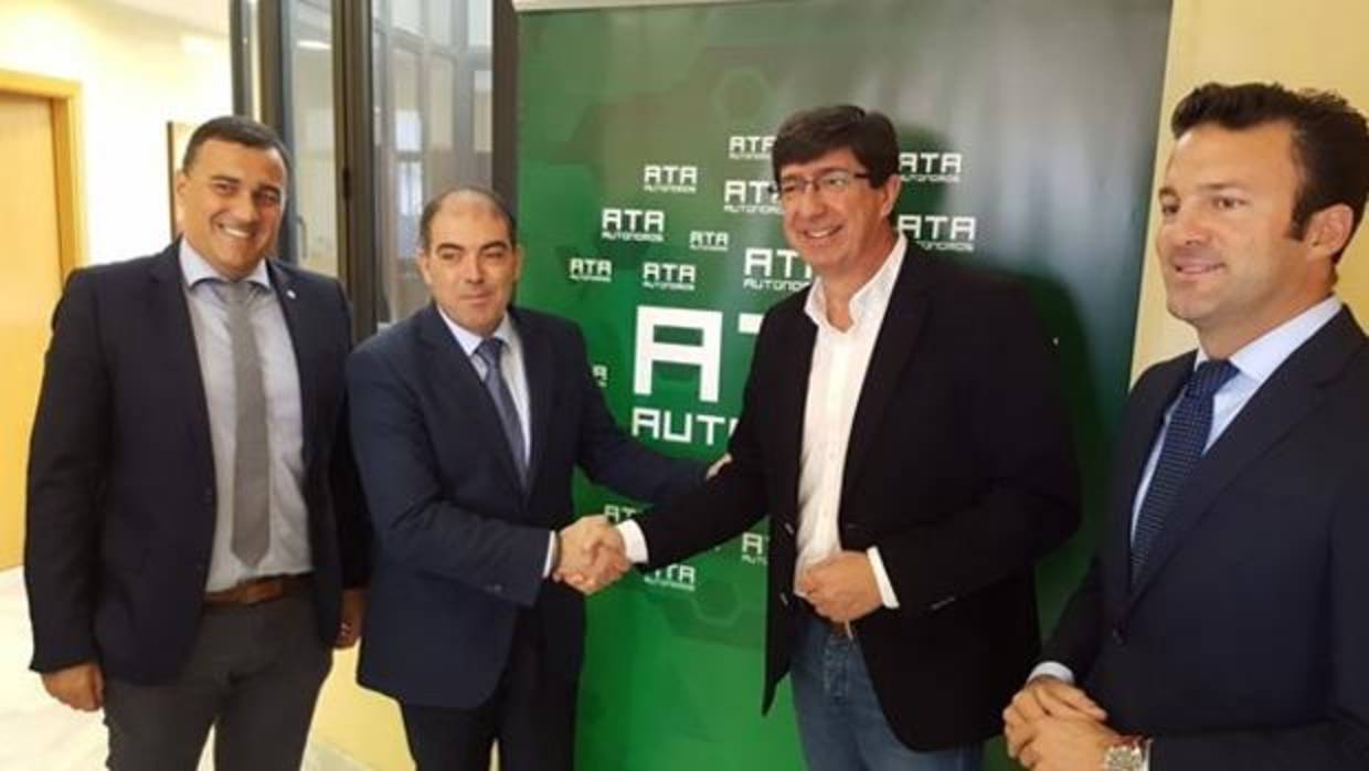 Lorenzo Amor, presidente de ATA, saluda al portavoz de Ciudadanos enAndalucía, Juan Marín, ayer en Jerez.