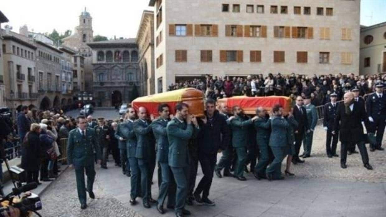 Despedida multitudinaria en Teruel a los dos guardias civiles asesinados