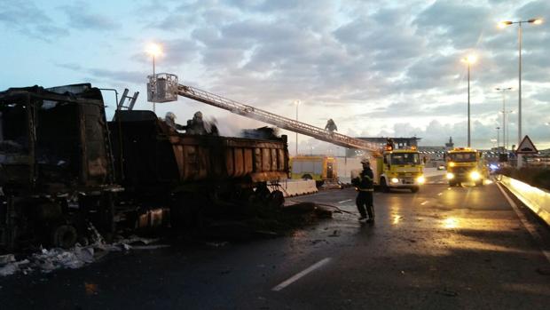 Calcinado un camión que transportaba colchones en el puerto de Algeciras