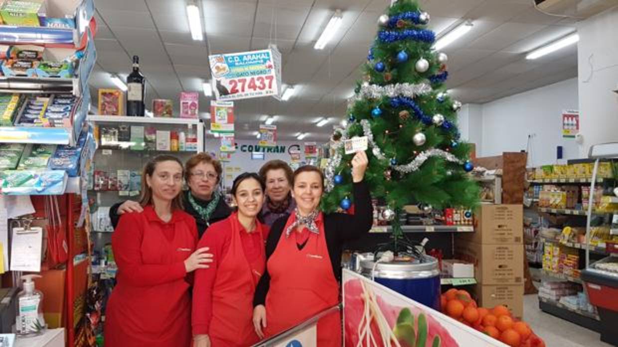 Empleadas del supermercado Magosa de Arahal, donde se ha vendido el número 27.437 del Sorteo de Navidad