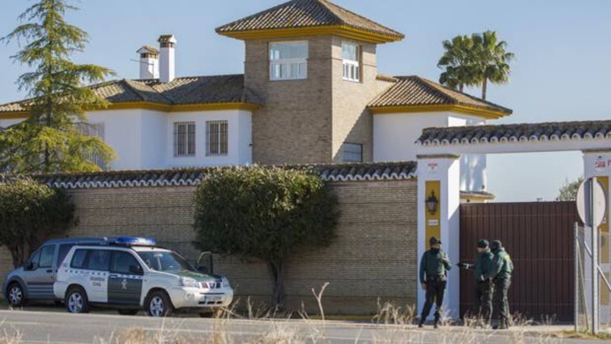 Tres agentes de la Guardia Civil custodian la entrada del chalé donde se produjo el asalto