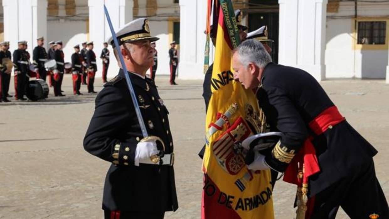 El COMGEIM se despide de la Enseña Nacional en el patio del Tercio de Armada.