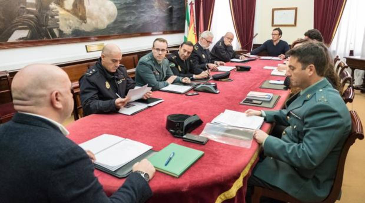 Reunión de la Junta Local de Seguridad, celebrada ayer en el Ayuntamiento de Cádiz.