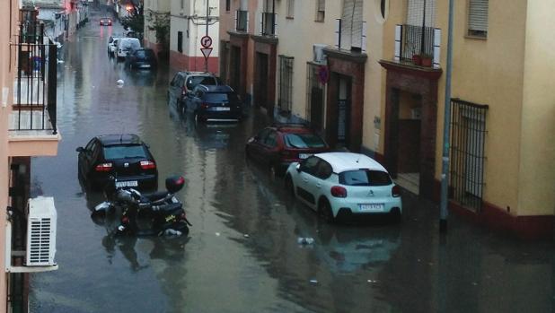 Una fuerte tromba de agua inunda otra vez el centro de Sanlúcar