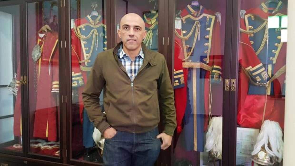 Oliver Tovar, un policía local de Marchena que ya ha escrito cuatro libros