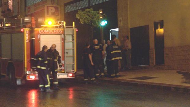 Una vivienda totalmente calcinada en el incendio de un edificio de tres plantas de Alcalá de Guadaíra