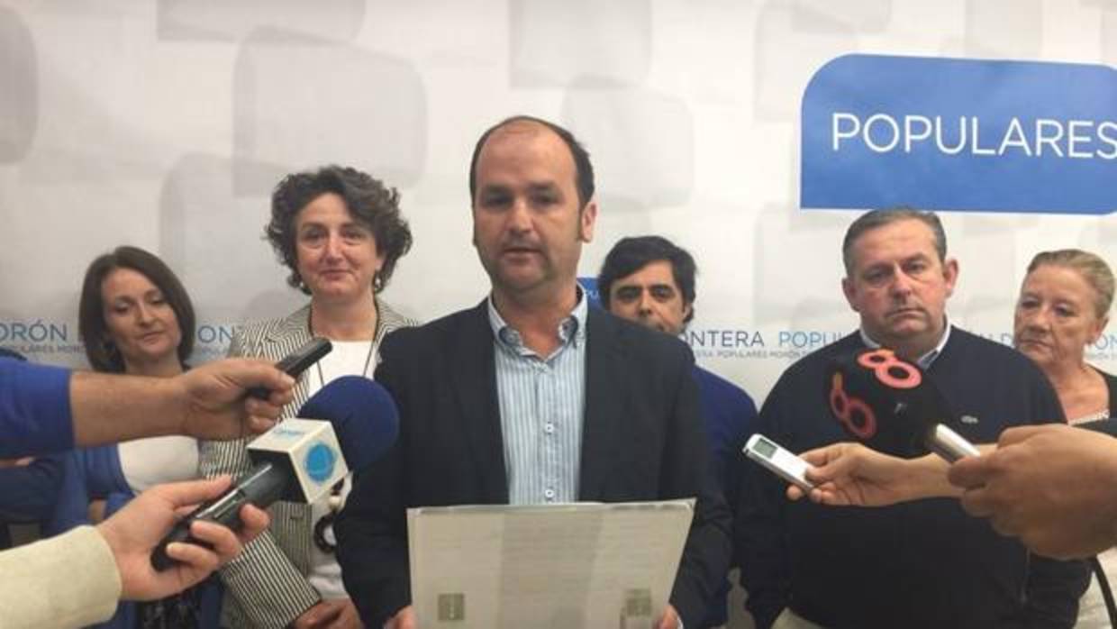 El concejal del Partido Popular en Morón de la Frontera Antonio Ramírez, en el centro de la imagen