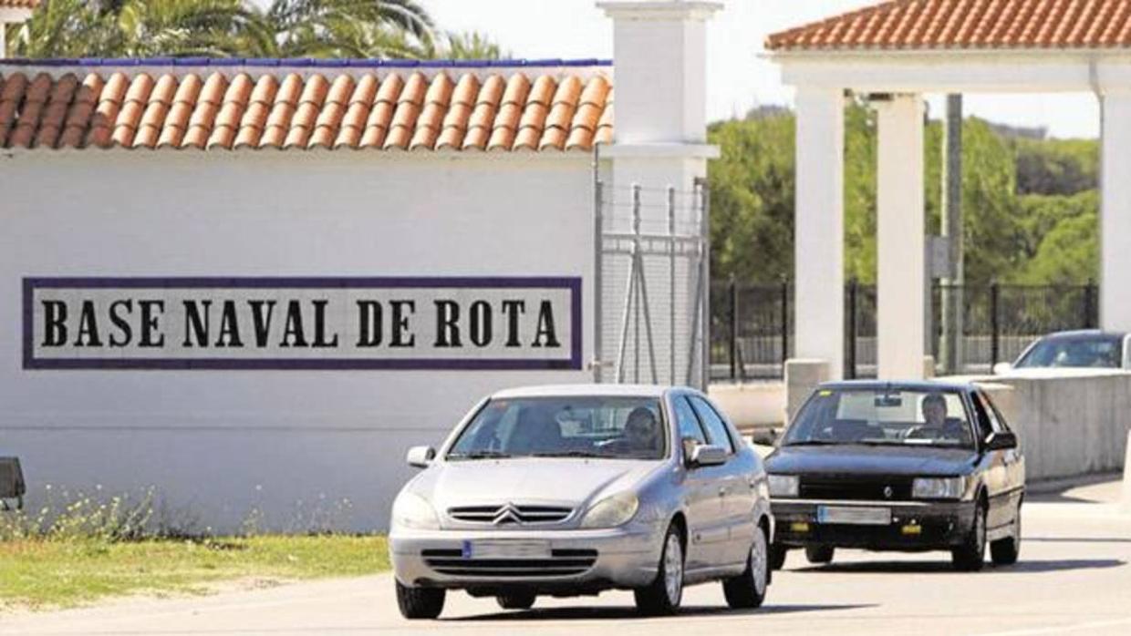 Dos vehículos salen de la Base de Rota.