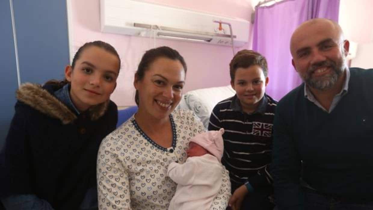 El primer bebé gaditanos del año, Julia, con su familia a las pocas horas de nacer en el Clínico de Puerto Real