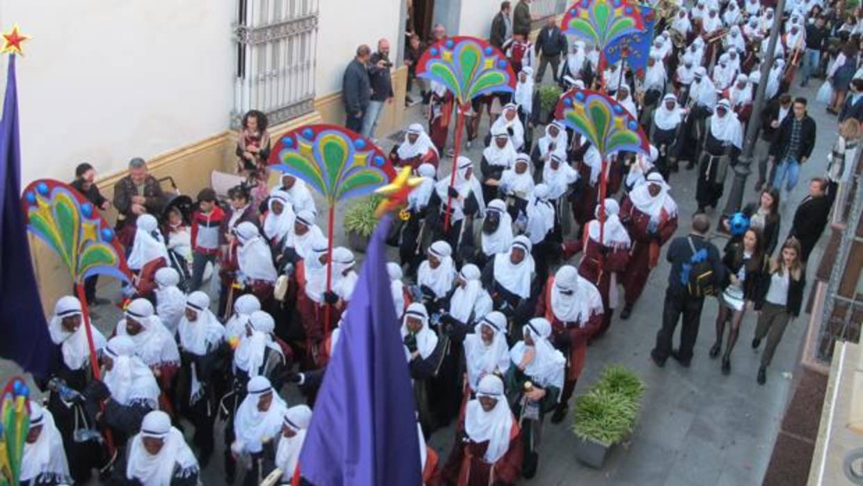 El Ayuntamiento de Lebrija vuelve a apostar por un amplio recorrido para un cortejo que quiere llegar a todos los vecinos y rincones de la ciudad