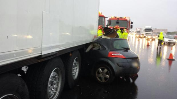 Un muerto en un accidente entre un coche y un camión en Espartinas