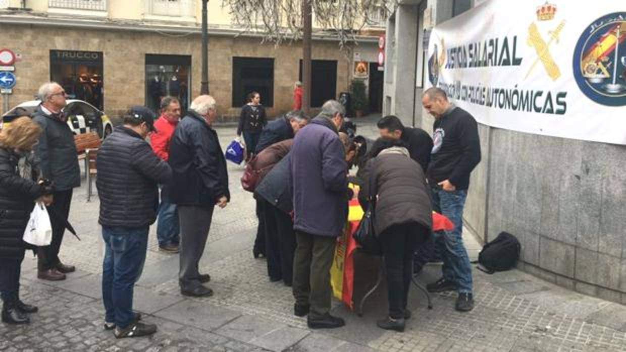 Las colas para firmar son habituales. Este lunes, en la Plaza del Palillero en Cádiz.