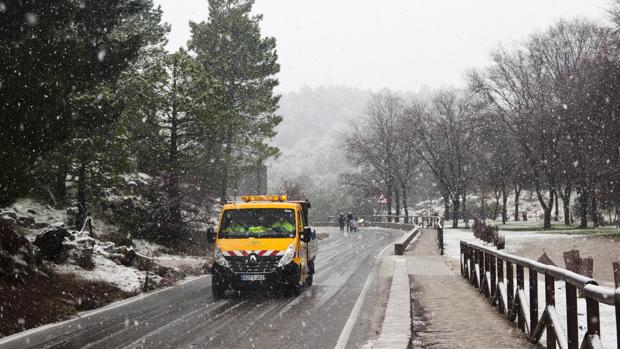 La nieve impide que un autobús escolar no llegue a Ubrique