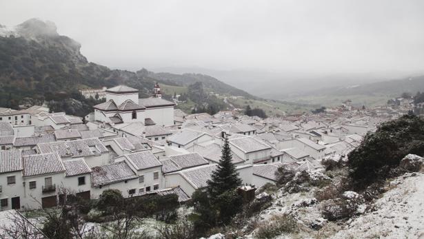 Abre la carretera de acceso a Grazalema tras la intensa nevada