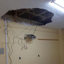 Hueco en el techo tras el derrumbe